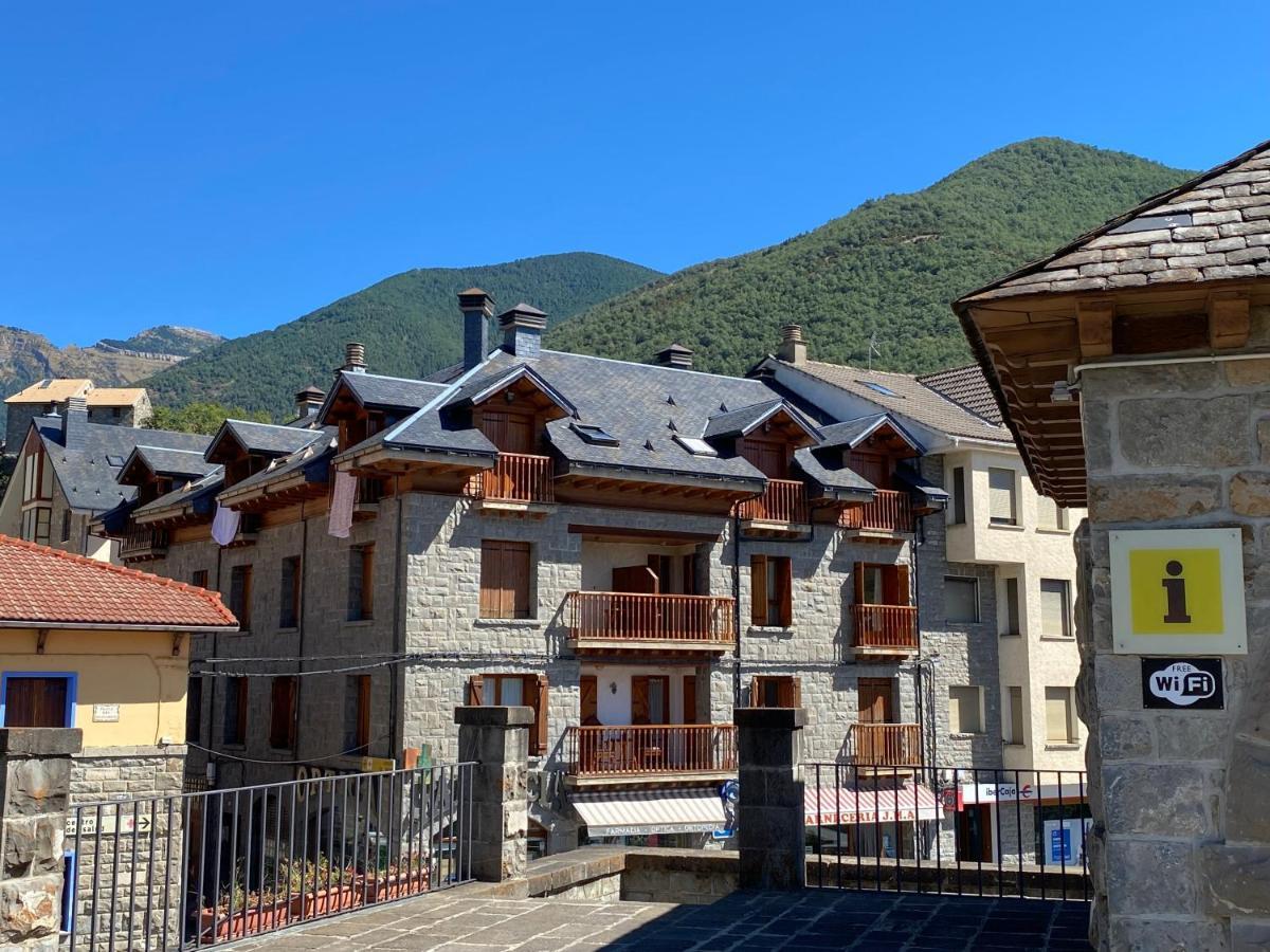 Plaza Centro Apartment Биескас Екстериор снимка