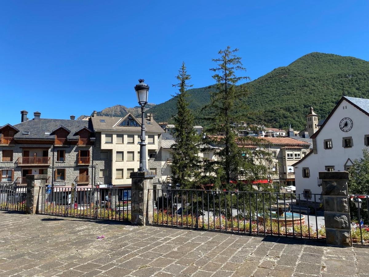 Plaza Centro Apartment Биескас Екстериор снимка