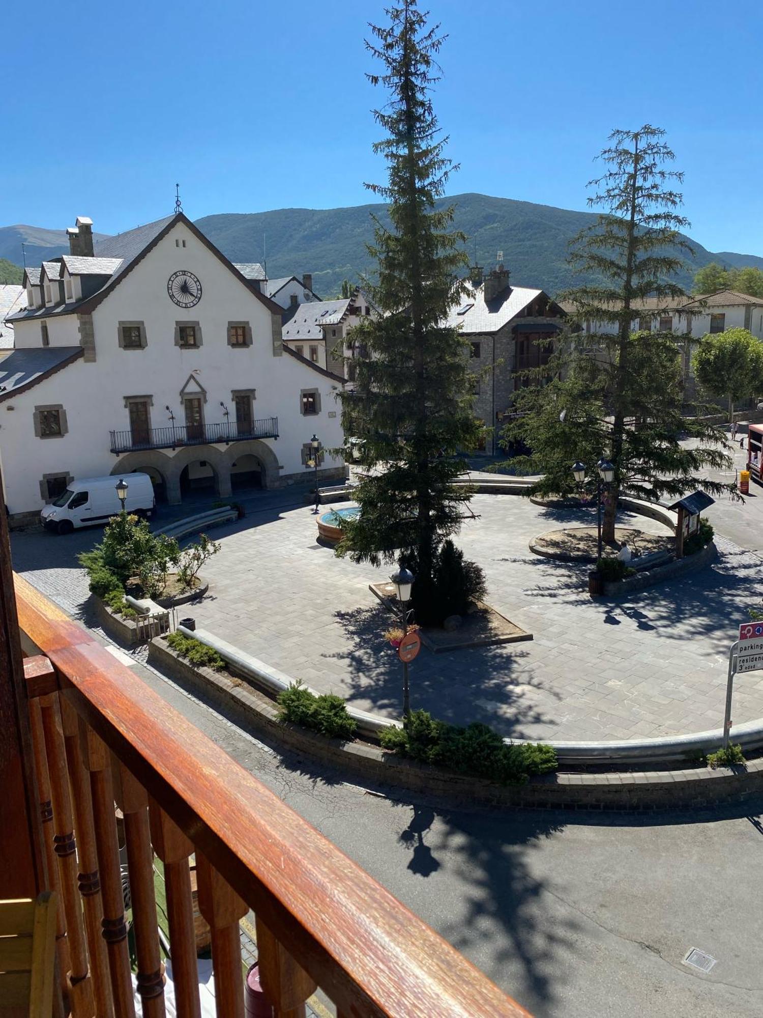 Plaza Centro Apartment Биескас Екстериор снимка
